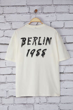 TRENDYOL MAN Ekru Oversize/Genis Kesim Berlin S?rt Bask?l? %100 Pamuk T-Shirt TMNSS25TS00157 - Trendyolmilla фото 2
