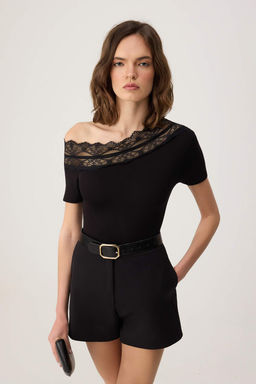 Siyah Fitted/Vucuda Oturan Carmen Yaka Dantel Detayl? Crop/K?sa Yumusak Orme Bluz TWOSS26BZ00784