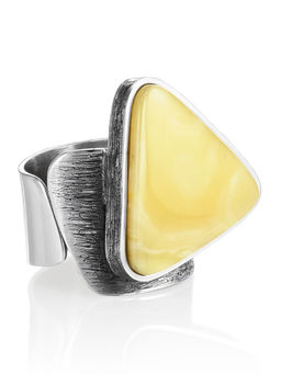 Стильное кольцо с вставкой из натурального янтаря молочного оттенка