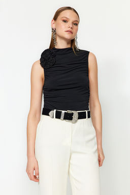 Trendyolmilla Siyah Drapeli Gul Detayl? Orme Bluz TPRAW24BZ00087