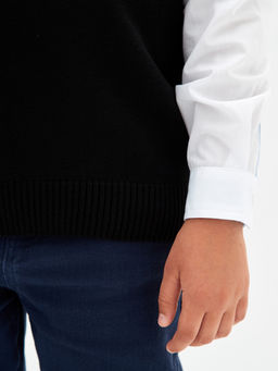 Черный вязаный жилет для мальчика