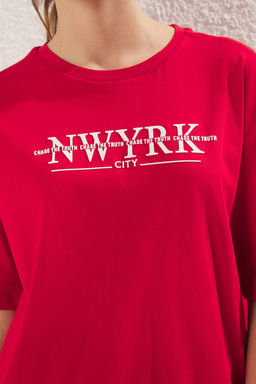 TRENDYOLMILLA K?rm?z? %100 Pamuk Oversize/Genis Kal?p Yuksek Bask?l? Orme T-Shirt TWOSS25TS00083  фото 2