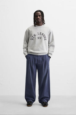 RELAXED FIT PLEATED JEANS