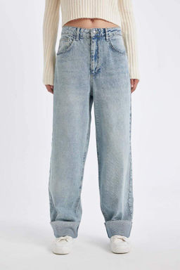 Мешковатые джинсовые брюки длиной до щиколотки с высокой талией и мешковатыми манжетами.