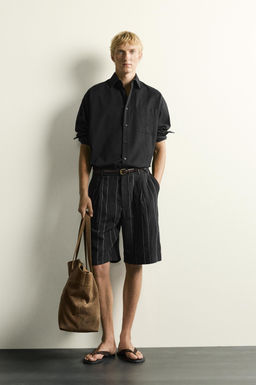 BERMUDA RELAXED FIT PLIEGUES RAYAS / Negro