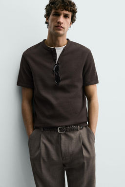 CAMISETA ESTRUCTURA CUELLO PANADERO / Chocolate