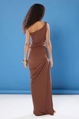 Kahverengi Vucuda Oturan Aksesuar Detayl? Bel Dekolteli Uzun Abiye Mezuniyet Elbise TPRSS25AE00104