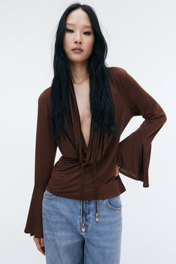 Top de punto con escote drapeado