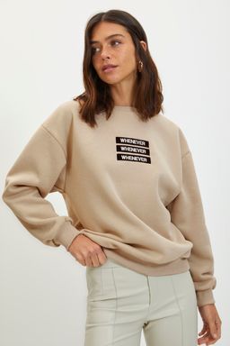 TRENDYOLMILLA Bej Kal?n Ici Polarl? Slogan Nak?sl? Bisiklet Yaka Relaxed/Rahat Kal?p Orme Sweatshirt TWOAW22SW1464 фото 3