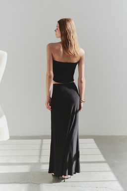 Limited Edition Siyah Vucuda Oturan Aksesuar Detayl? Orme Uzun Etek TPRSS25ET00004