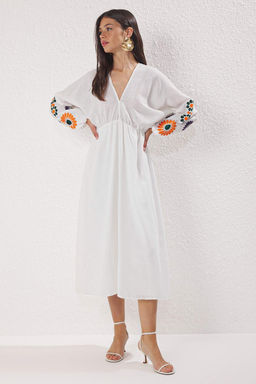 Trendyolmilla Beyaz Cicek Nak?sl? Midi Dokuma Elbise TWOSS25EL00771