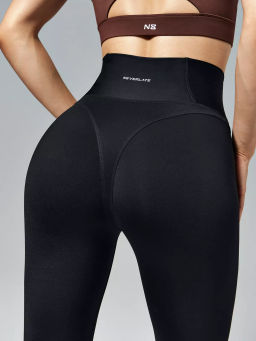 Моделирующие спортивные леггинсы