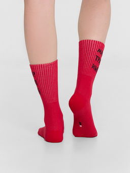 Цена за 5 пар! Носки женские высокие красные с надписью Мир трудный - Mark formelle фото 4