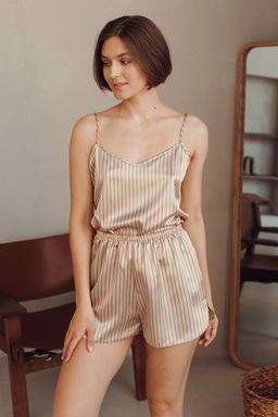 Кремовый комплект из атласа в полоску майка и шорты