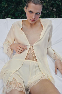 CAMISA SATINADA ENCAJE LAZADA / Crudo