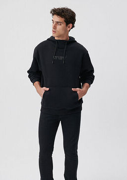 Mavi Bask?l? Kapusonlu Siyah Sweatshirt