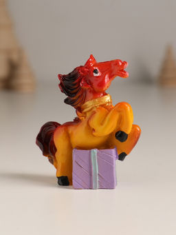 Цена за 2 шт. Фигурка полистоун «Новогодняя лошадка в шарфике», 6×2.5×6.8 см, МИКС