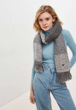 Палантин классической расцветки с бахромой