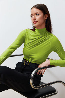 Trendyolmilla Siyah Buzgulu Kare Yaka Vucuda Oturan Esnek Orme Bluz TWOSS24BZ00487  фото 9