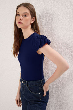 Trendyolmilla Fusya Dokuma Detayl? Fitted/Vucuda Oturan Balon Kol Orme Bluz TWOSS25BZ00216