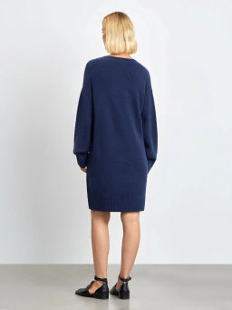 Мягкое вязаное платье-кокон в синем цвете - Emka фото 5