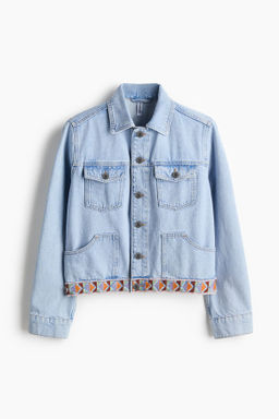 Cazadora denim con detalles bordados