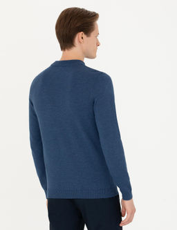 Базовый трикотажный свитер стандартного кроя цвета индиго с четверть-черепаховым воротником