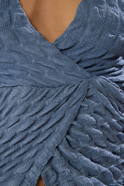 Indigo Premium Dokulu Boyundan Baglamal? Crop Buzgulu Orme Bluz TWOSS24BZ00389