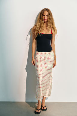 FALDA MIDI SATINADA / Crudo / Rojo