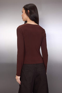 Kahverengi Aksesuar ve Cut Out Detayl? Vucuda Oturan Esnek Orme Bluz TWOAW26BZ00087