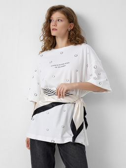 Футболка женская белая с надписью Happiness blooms where the sun shines - Mark formelle фото 6