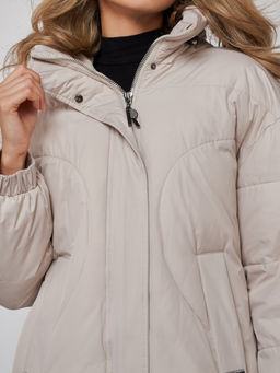 Пальто утепленное молодежное зимнее женское бежевого цвета 52323B - Holdluck фото 13