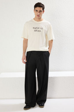 TRENDYOL MAN Ekru Unisex Oversize/Genis Kesim Bisiklet Yaka Yaz? Nak?sl? K?sa Kollu T-Shirt TMNSS25TS00023 - Trendyolmilla фото 2