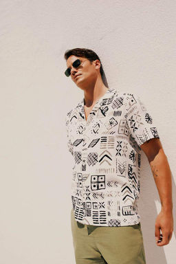 Хлопковая рубашка с коротким рукавом и принтом с вязаным крючком воротником обычного кроя