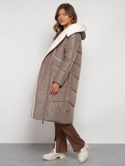 Пальто утепленное с капюшоном зимнее женское коричневого цвета 132255K - Visdeer фото 21