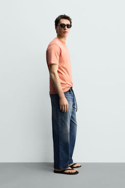 CAMISETA REGULAR FIT BORDADO CONTRASTE / Coral