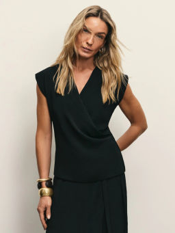 Струящийся топ на запах из фактурной ткани / Zarina