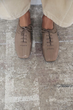 LEATHER LACE-UP FLAT SHOES