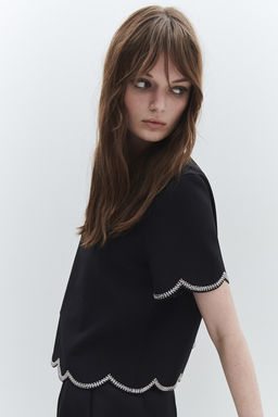 Blusa con detalles decorativos