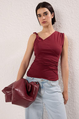 Bordo Kol Burgu Detayl? Buzgulu Asimetrik Yaka Esnek Orme Bluz TWOSS25BZ00569