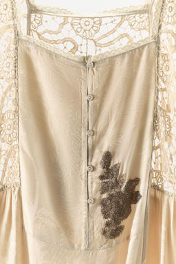 VESTIDO JACQUARD BORDADOS ABALORIOS / Crudo