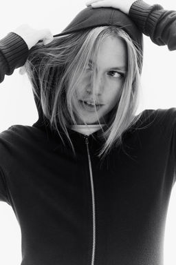 Chaqueta en punto fino con capucha y cremallera - H&m фото 4