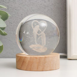 Световая фигурка стекло Шар. Голограмма: Два дельфина, d=6 см, подставка дерево, USB, 6.5?6.5?7.5 см