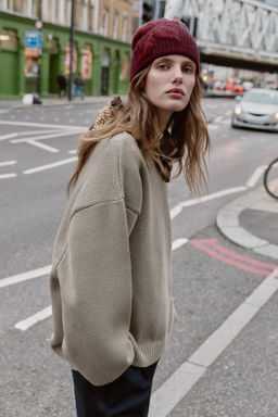 BEANIE WITH EMBROIDERED FLOWERS