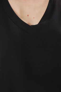 Siyah V Yaka Regular/Normal Kal?p Orme T-Shirt TWOSS25TS00196