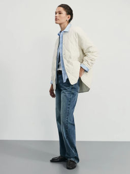 Стеганая куртка-бомбер из фактурной ткани / Zarina фото 10