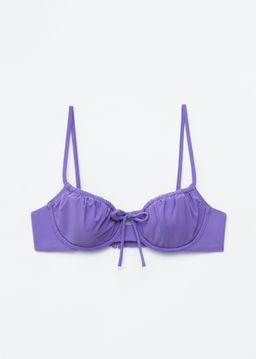 Top de bikini con aros y detalle de lazo