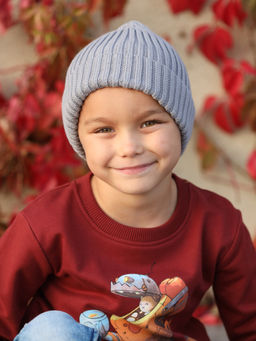 Светло-серая вязаная шапка