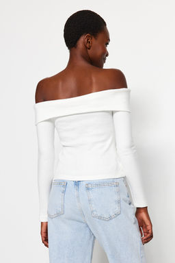 Trendyolmilla Ekru Triko Gorunumlu Carmen Yaka Fitted/Vucuda Oturan Crop Orme Madonna Yaka Bluz TWOAW24BZ00180