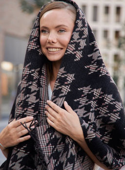 в составе ШЕРСТЬ и КАШЕМИР Большой, мягкий, теплый двусторонний палантин.